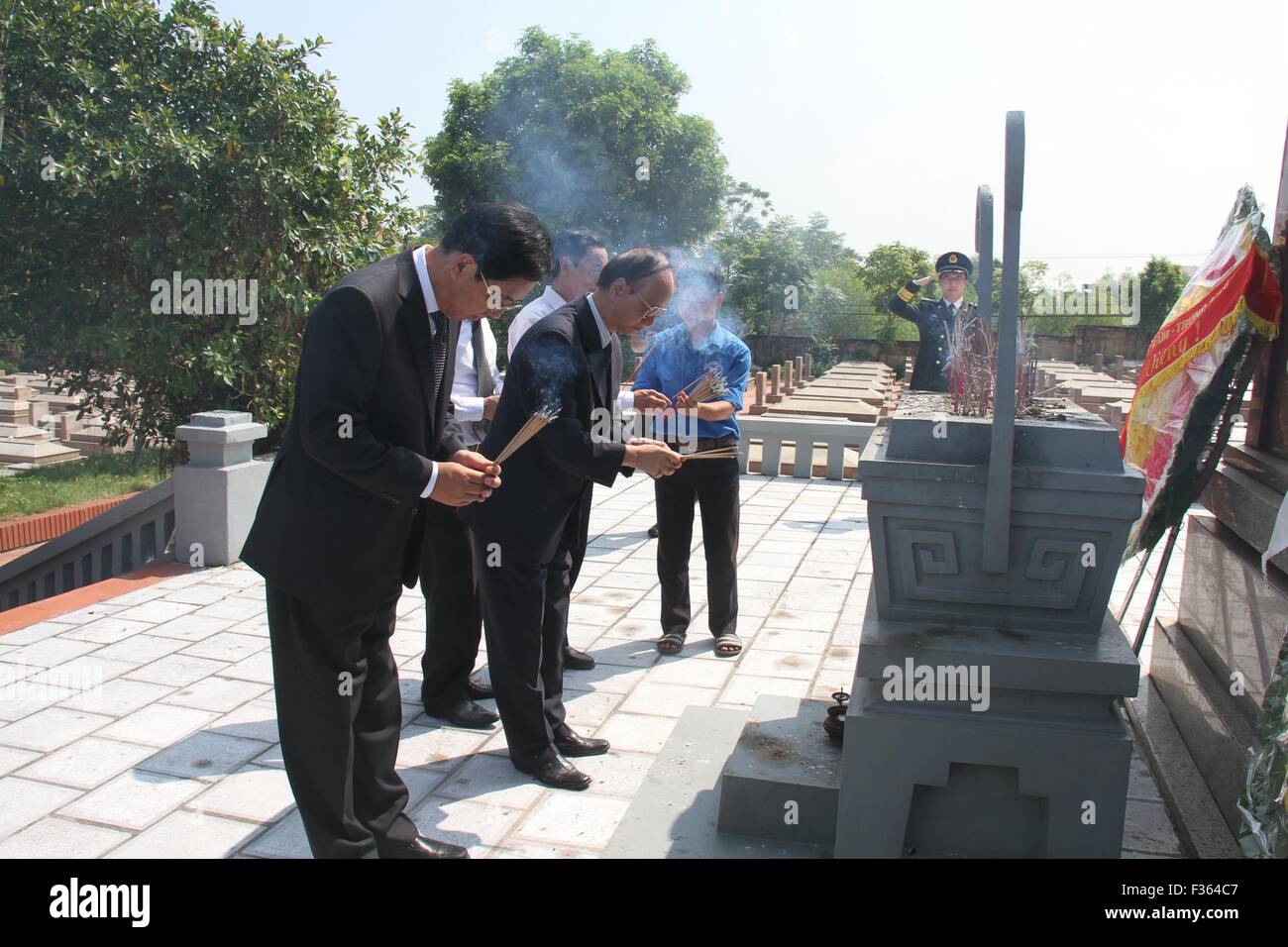 Bac Giang, Vietnam. Sep 30, 2015. L'ambassadeur de Chine au Vietnam Hong Xiaoyong (1re L) rend hommage à l'OFA Mon cimetière en, Bac Giang, Vietnam le 30 septembre 2015. Des fonctionnaires de l'ambassade de Chine au Vietnam, ainsi que des représentants de la communauté chinoise locale, le mercredi a rendu hommage à l'OFA Mon cimetière où 217 martyrs chinois qui ont aidé le Vietnam dans sa longue lutte pour obtenir l'indépendance de colonisateurs étrangers sont enterrés. Le crédit : Yanna/Xinhua/Alamy Live News Banque D'Images