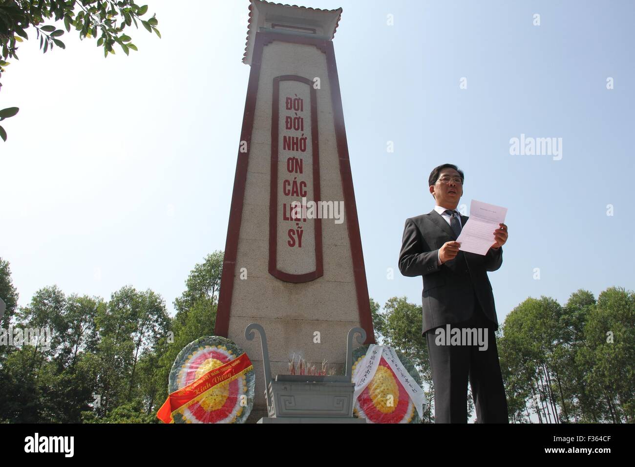 Bac Giang, Vietnam. Sep 30, 2015. L'ambassadeur de Chine au Vietnam Hong Xiaoyong prononce un discours à l'OFA Mon cimetière en, Bac Giang, Vietnam le 30 septembre 2015. Des fonctionnaires de l'ambassade de Chine au Vietnam, ainsi que des représentants de la communauté chinoise locale, le mercredi a rendu hommage à l'OFA Mon cimetière où 217 martyrs chinois qui ont aidé le Vietnam dans sa longue lutte pour obtenir l'indépendance de colonisateurs étrangers sont enterrés. Le crédit : Yanna/Xinhua/Alamy Live News Banque D'Images