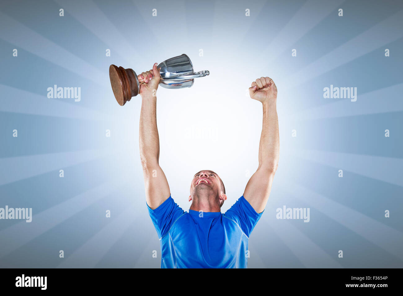 Libre de rugby player holding trophy Banque D'Images