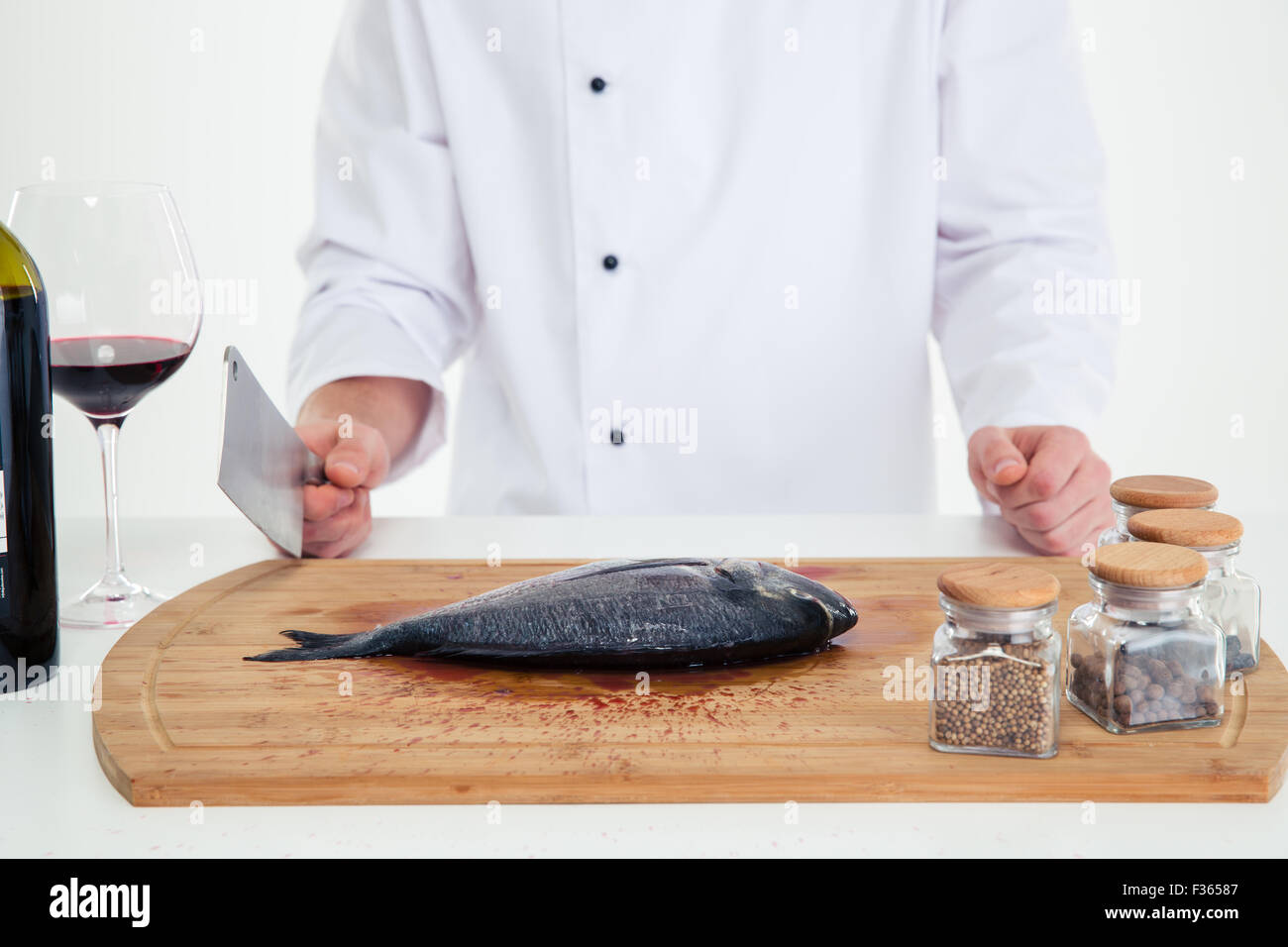 Closeup portrait of a male chef cuisinier préparer un poisson Banque D'Images