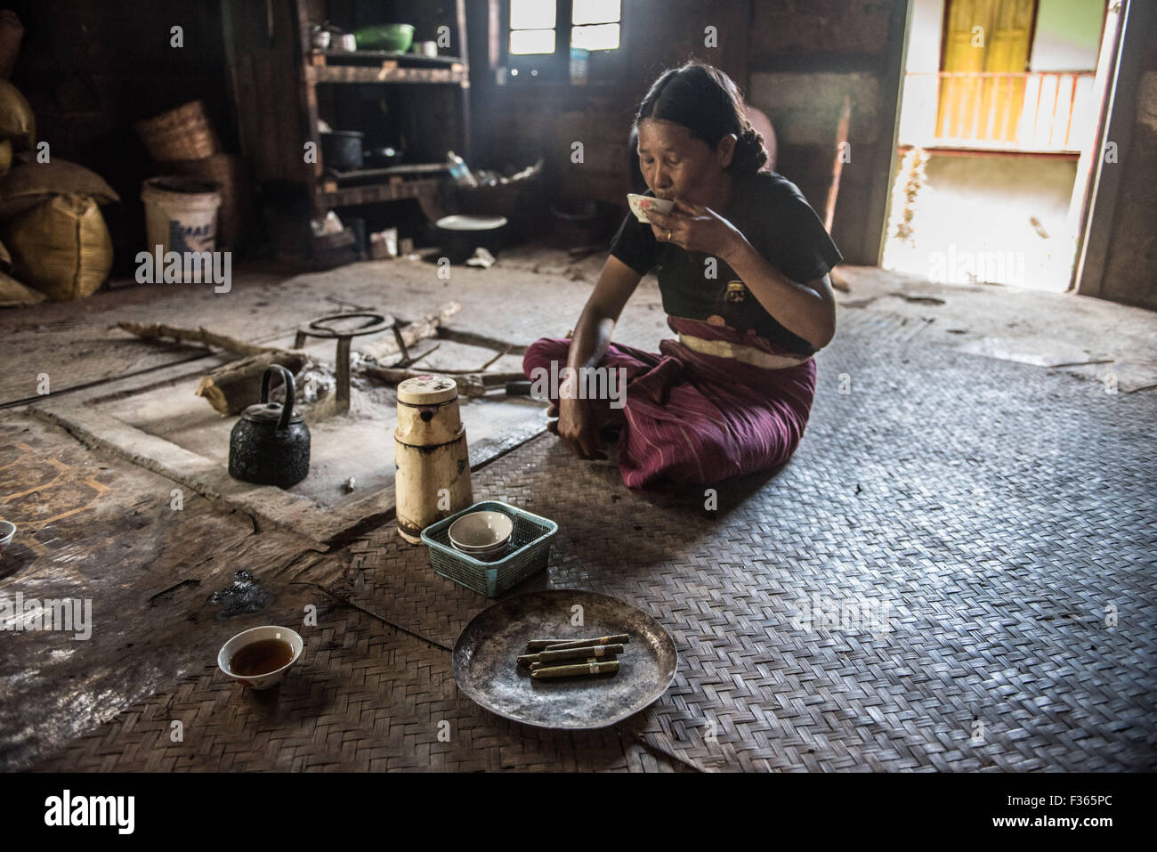 Une femme Palaung accueil boissons thé fait dans un village de montagne près de Kalaw, Shan State, Myanmar. Banque D'Images