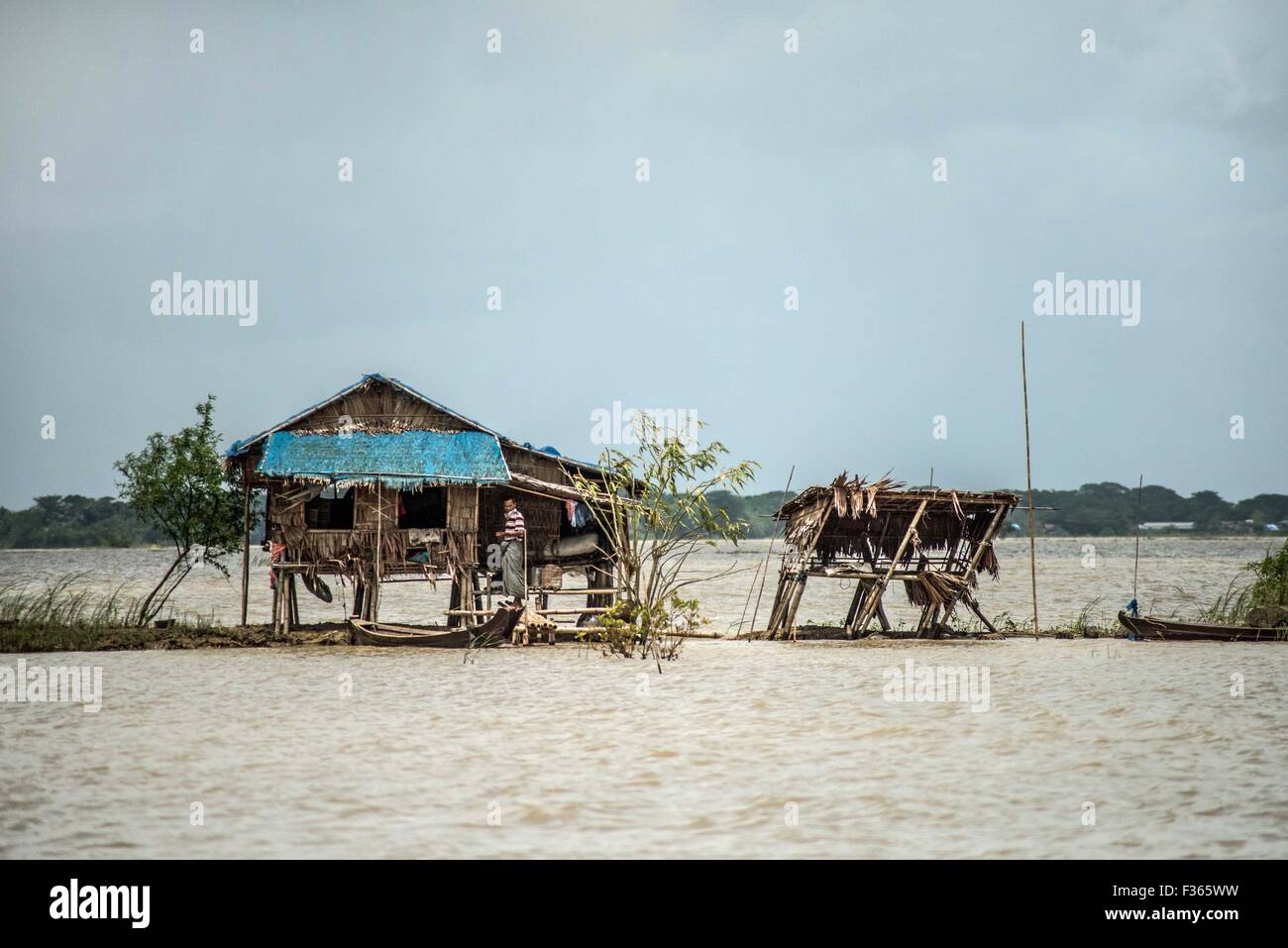 Maisons sur pilotis endommagées par les inondations dans un village près de Yangon au Myanmar's delta de l'Irrawaddy Banque D'Images