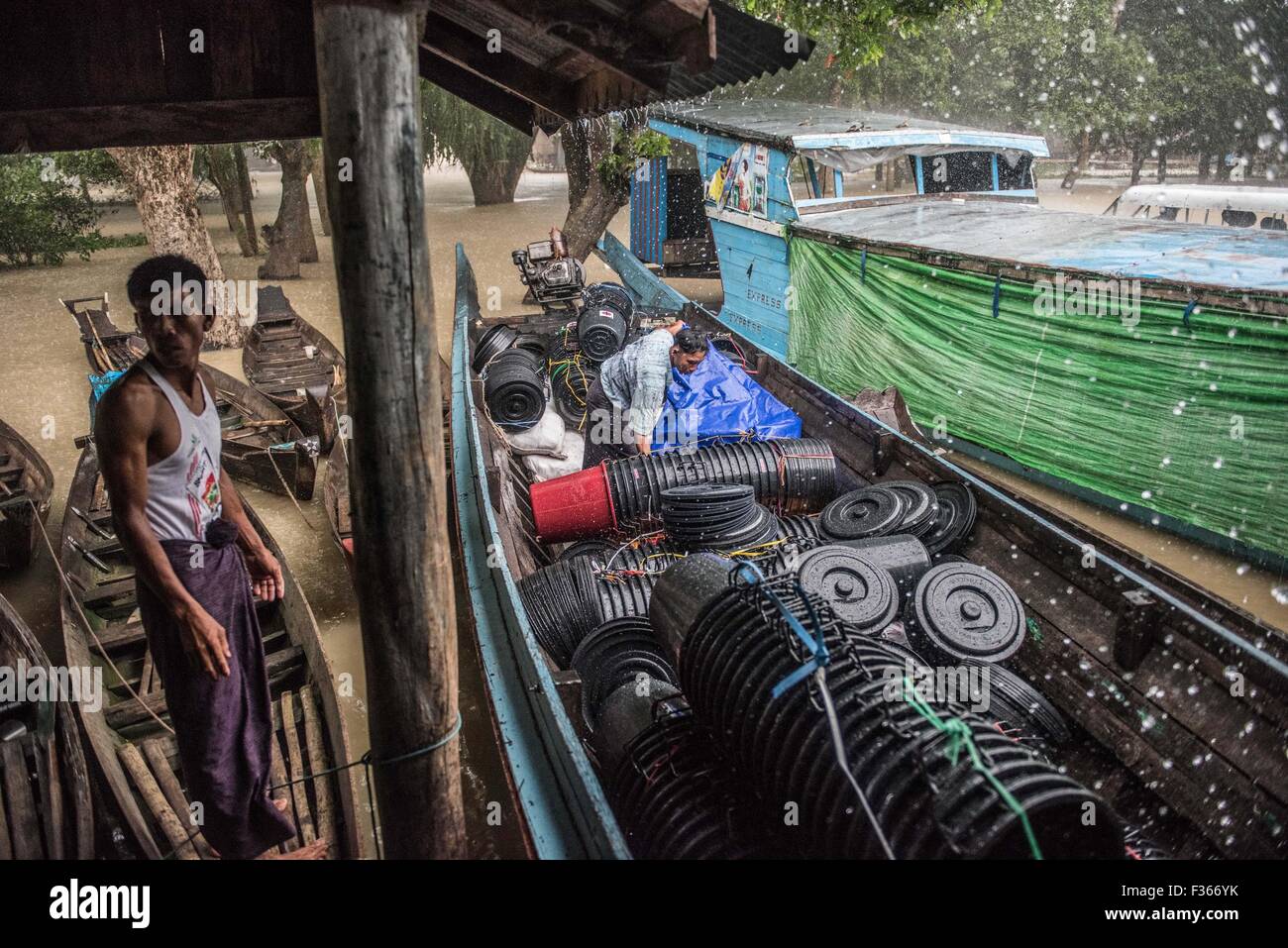 L'aide d'urgence d'arriver à un village sur pilotis au cours de la crise des inondations en 2015. Delta de l'Irrawaddy, près de Yangon, Myanmar Banque D'Images