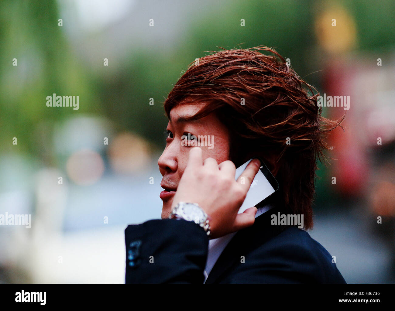 L'homme japonais sur mobile Banque D'Images