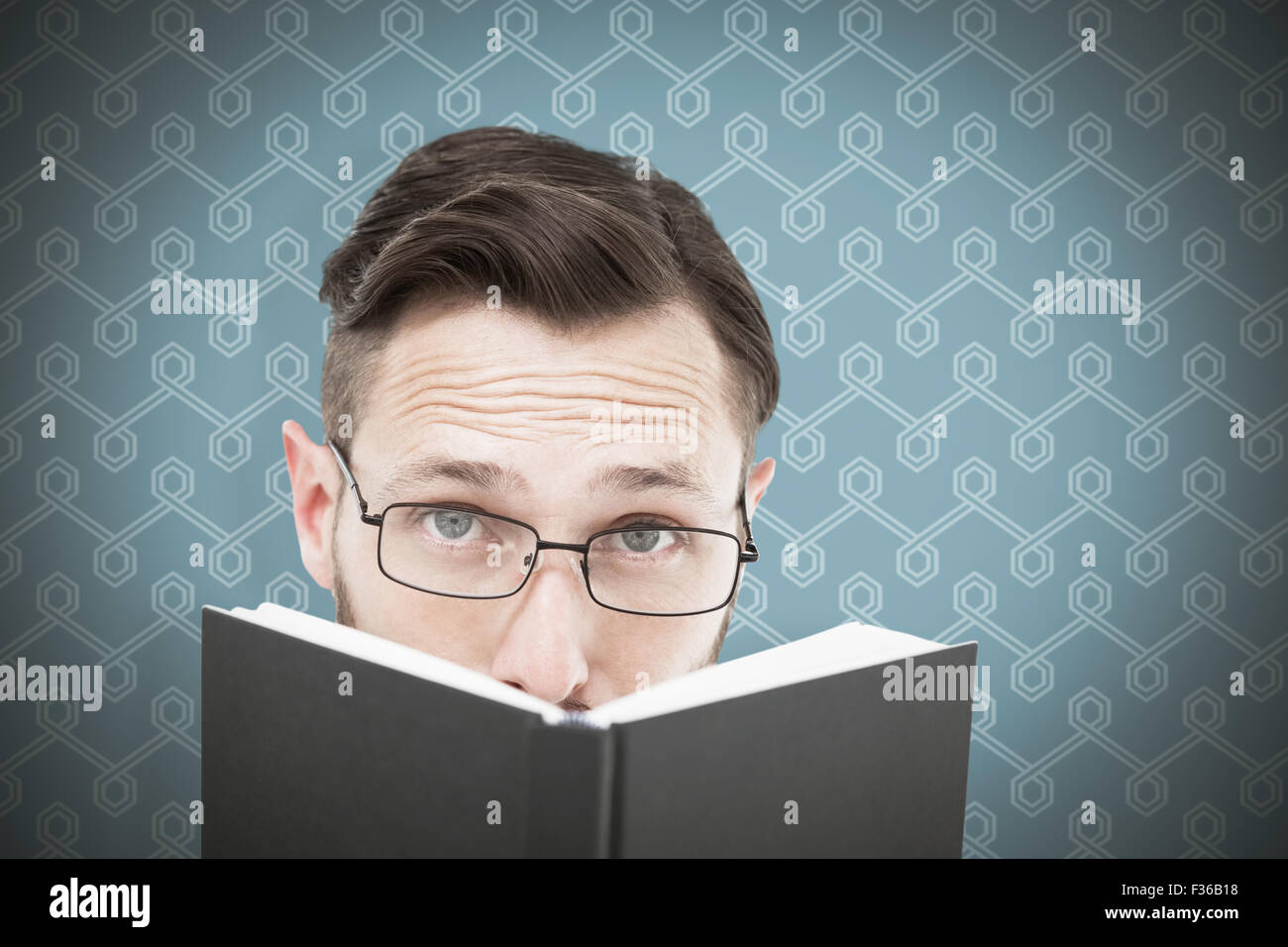 Image composite de jeunes geek à plus de livre noir Banque D'Images