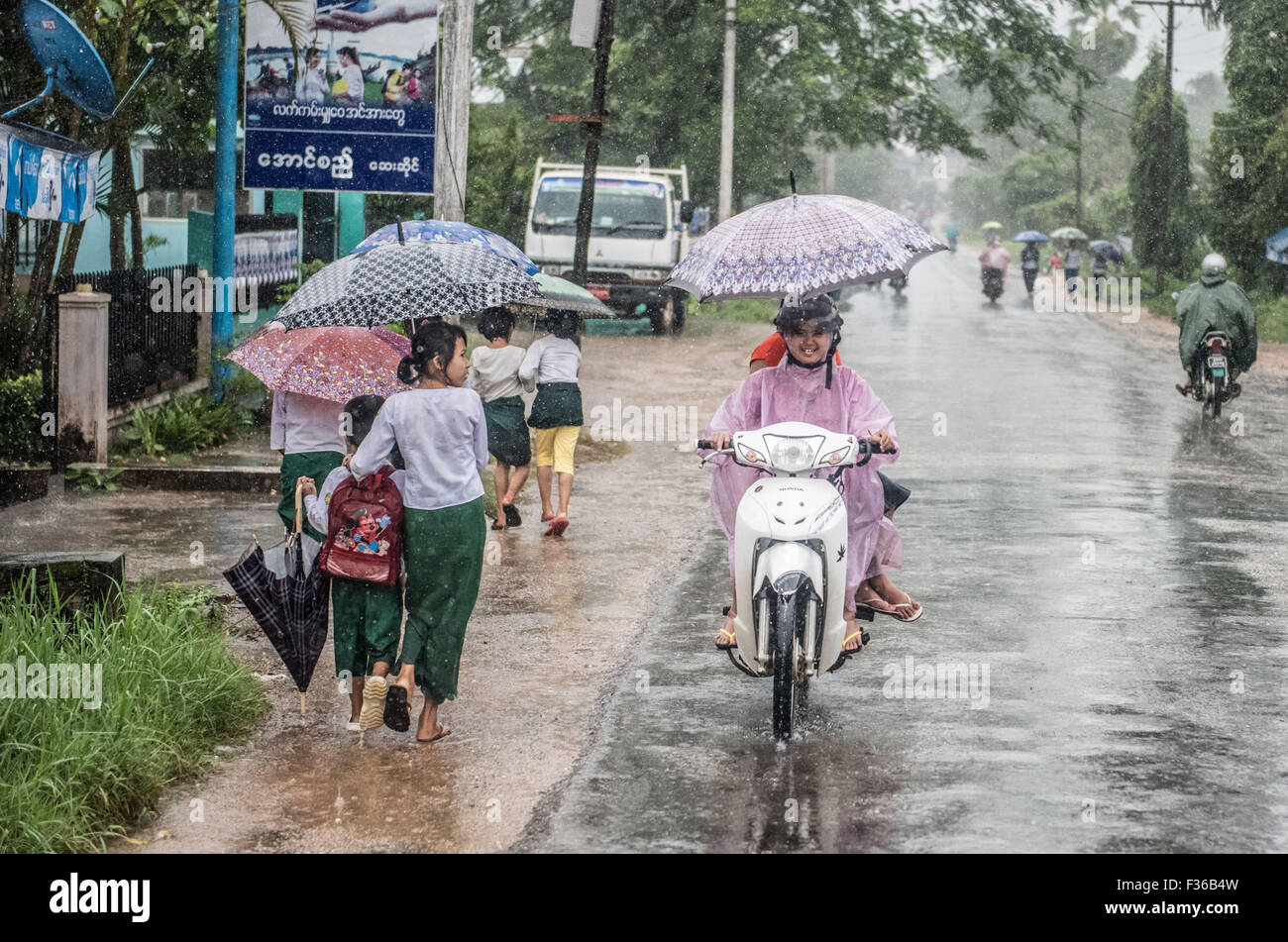 La conduite sous la pluie, Dawei, Myanmar Banque D'Images