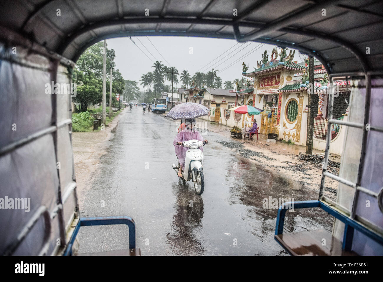 La conduite sous la pluie, Dawei, Myanmar Banque D'Images