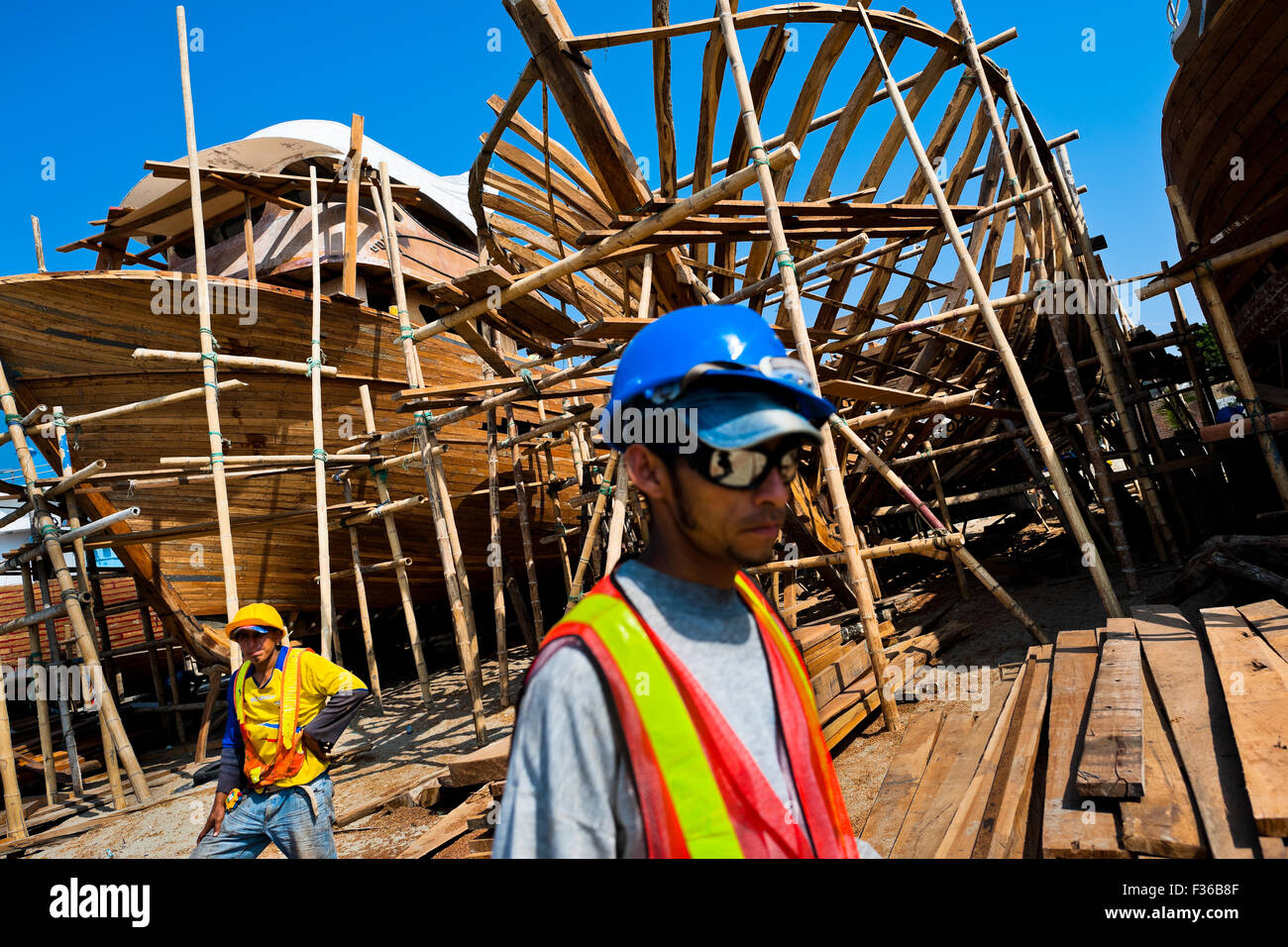 Les travailleurs de la construction navale équatorienne construire un bateau de pêche en bois traditionnel dans un chantier naval artisanal à Manta, Equateur. Banque D'Images