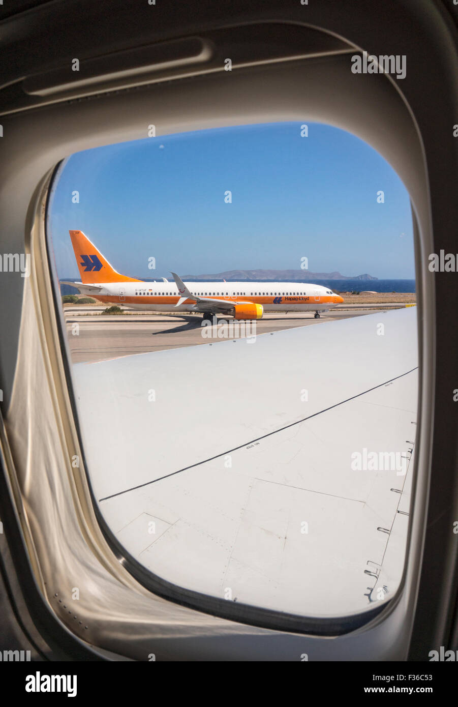 Un avion de la compagnie aérienne TUIfly avec peinture spéciale de Hapag-Lloyd Cruises à l'aéroport Heraklion en Crète. Vue depuis le Banque D'Images