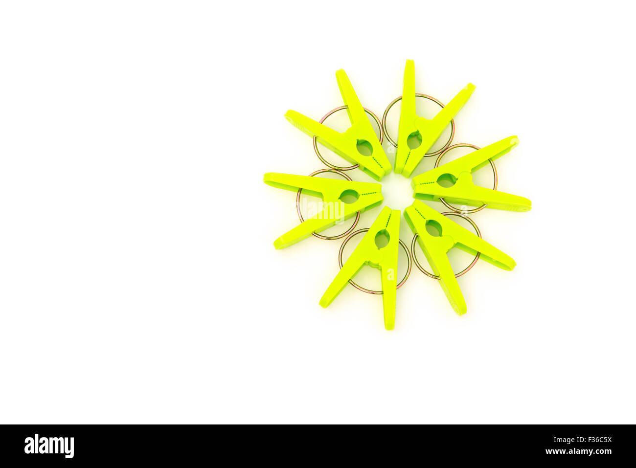 Pinces à linge green line up comme un cercle sur un fond blanc Banque D'Images