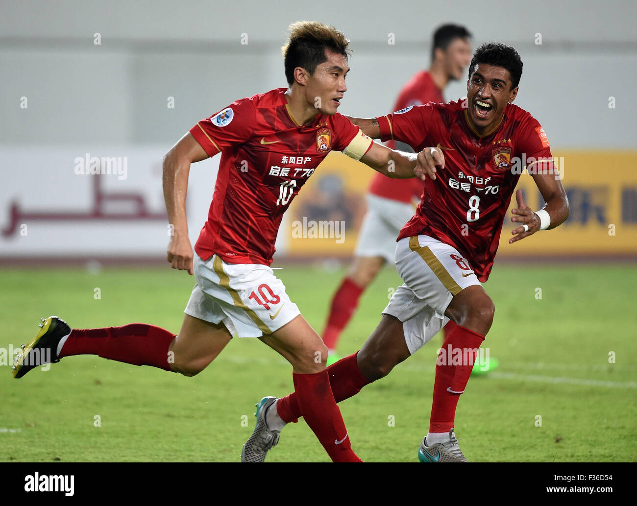 Guangzhou, la province chinoise du Guangdong. Sep 30, 2015. Zheng Zhi (L) de Guangzhou Evergrande célèbre son but au cours de l'AFC Champions League semi-final premier match de jambe contre Gamba Osaka à Guangzhou Tianhe Sports Centre à Guangzhou, province du Guangdong en Chine du sud, le 30 septembre 2015. Credit : Liu Dawei/Xinhua/Alamy Live News Banque D'Images