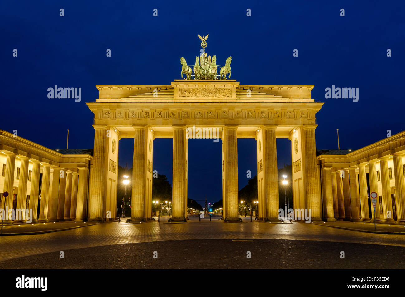 La porte de Brandebourg / Brandenburger Tor Berlin, Allemagne éclairée par des projecteurs dans les premières heures du matin. Banque D'Images