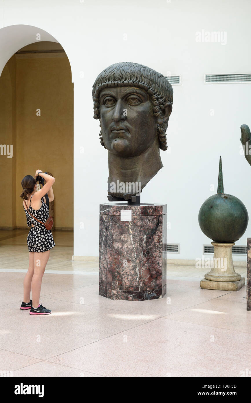 Rome. L'Italie. Les fragments de la statue colossale en bronze de Constantin le Grand, 4ème C AD, Musées du Capitole. Banque D'Images