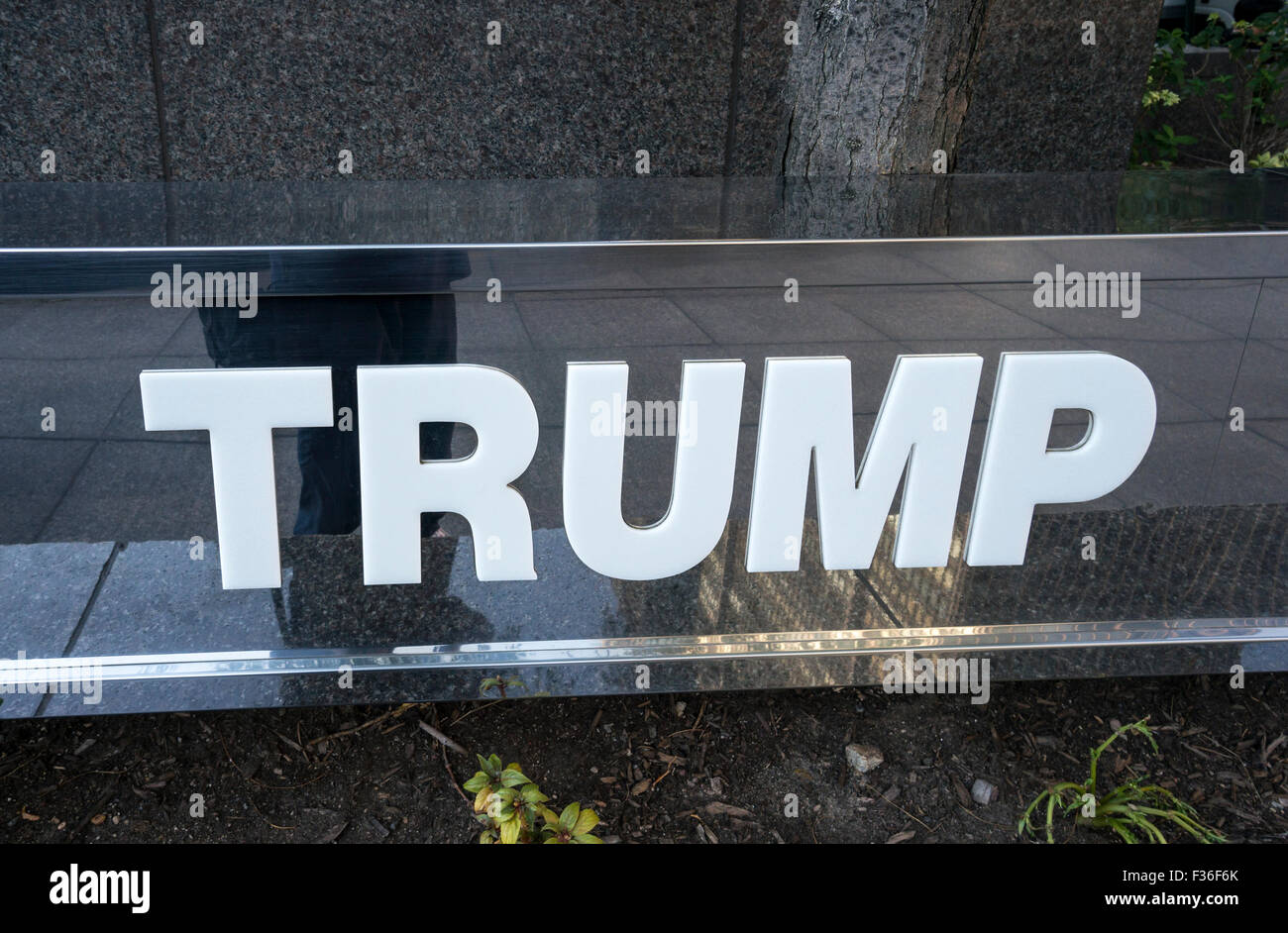 Le nom de Donald Trump dans le cadre de l'affiche à l'extérieur de Trump World Tower en face de l'Organisation des Nations Unies à New York City Banque D'Images