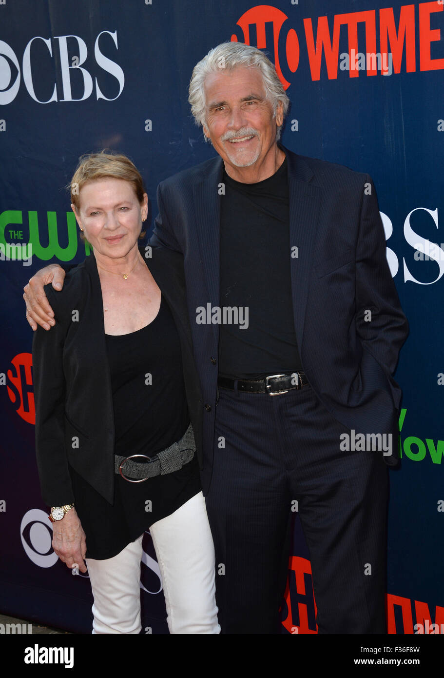 LOS ANGELES, CA - le 10 août 2015 : James Brolin & Dianne Wiest au SCB - Showtime et CW TCA Summer Party au Pacific Design Center, West Hollywood. Banque D'Images