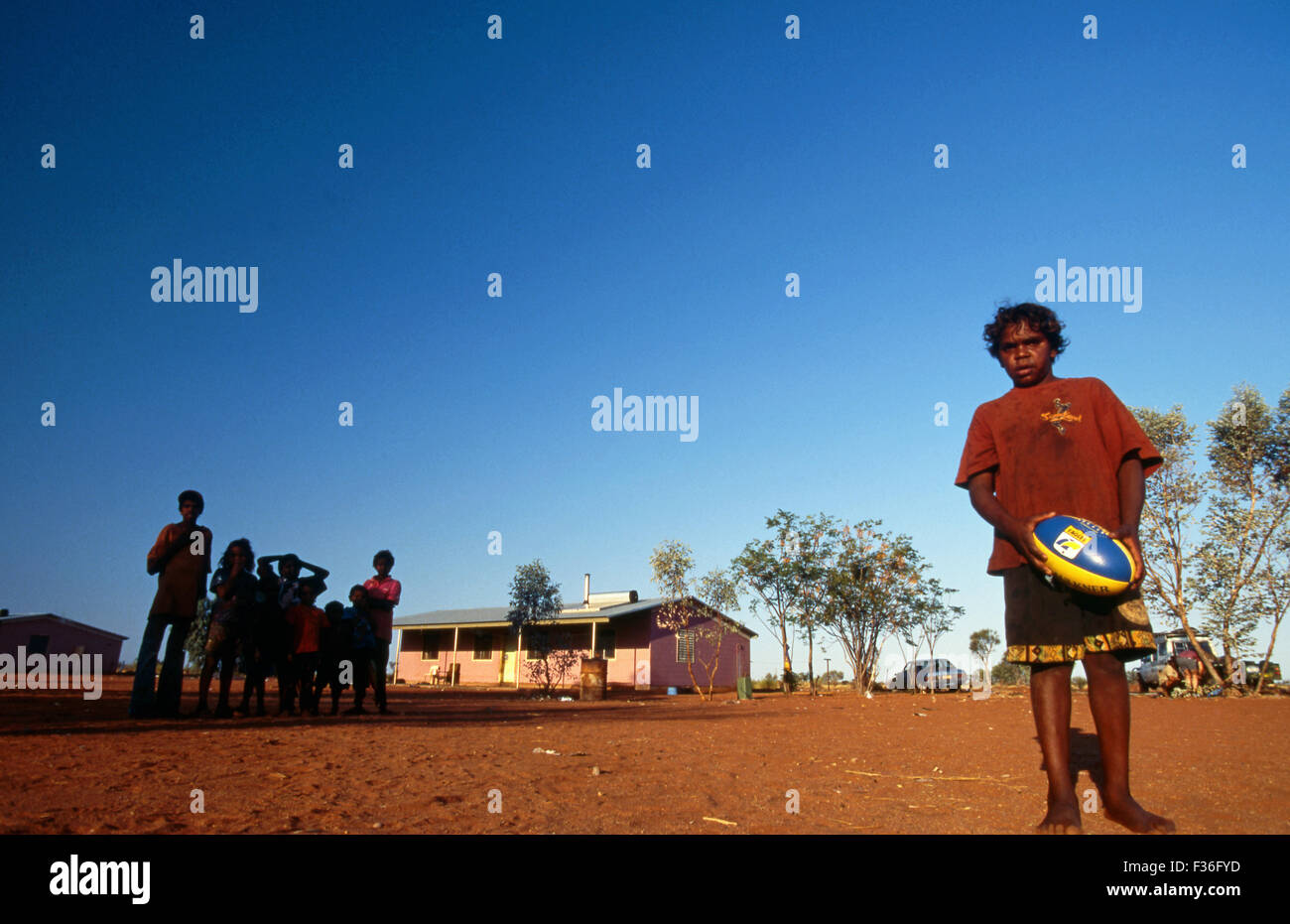 Les jeunes garçons autochtones jouant au football, Yuelamu (Mount Allan) dans le Territoire du Nord, Australie Banque D'Images