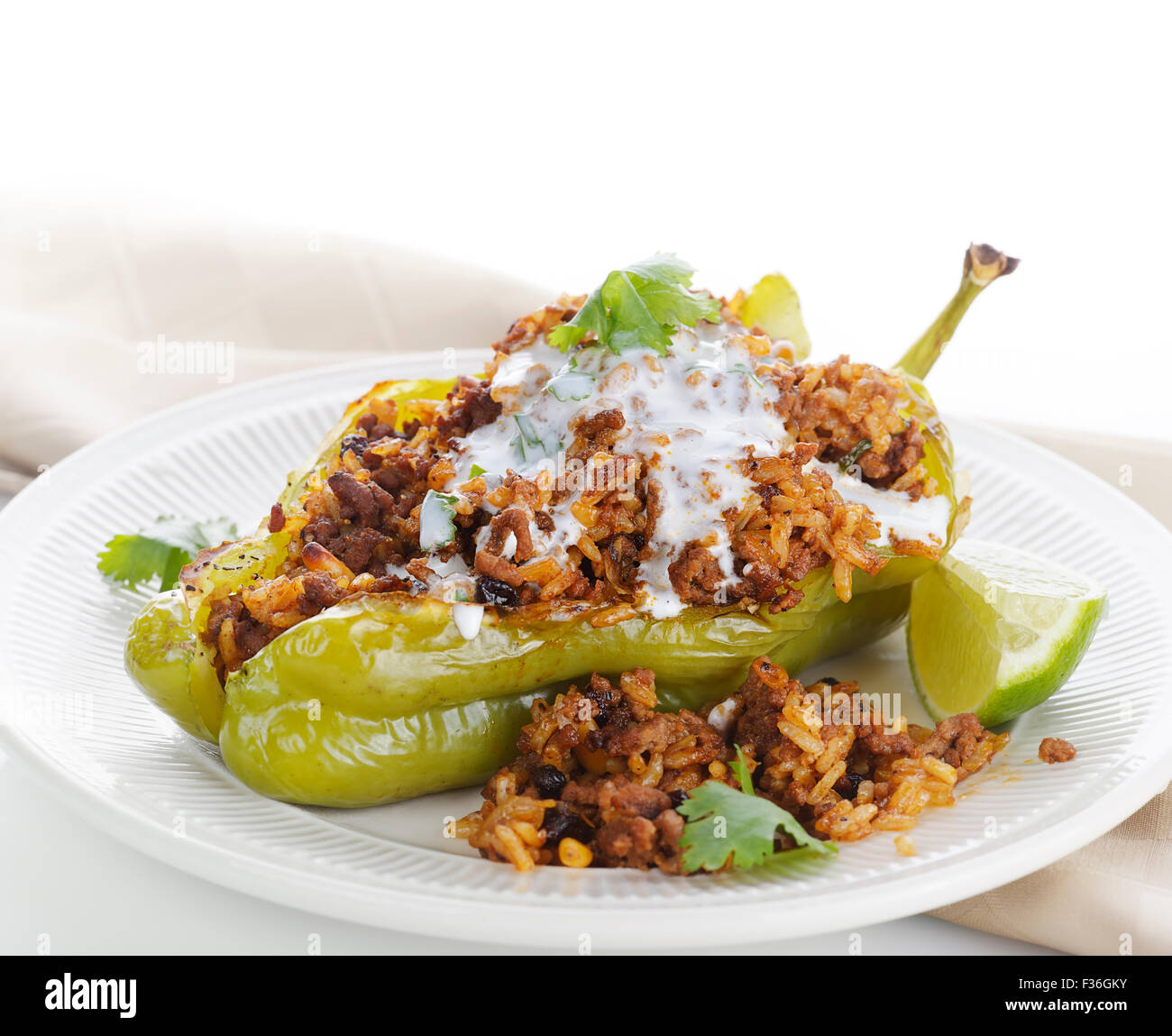 Poblano séché farci avec du poivre de cassis et les noix de pin sur une plaque Banque D'Images