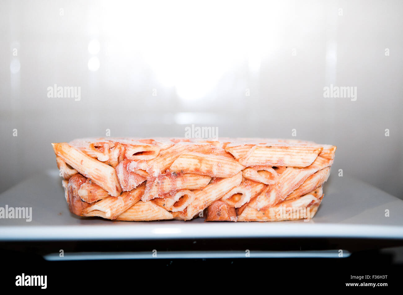 Les pâtes congelées repas prêt pour la cuisson au micro-ondes, toujours dans la forme de l'emballage Banque D'Images