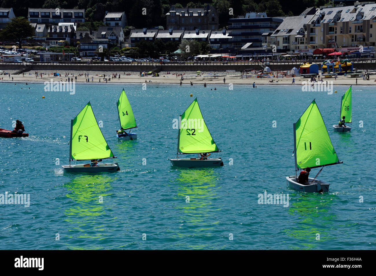 Optimist école de voile,Plage de Trestraou Perros-Guirec,près de  Saint-Brieuc, Côtes-d'Armor,Bretagne,Bretagne,France Photo Stock - Alamy