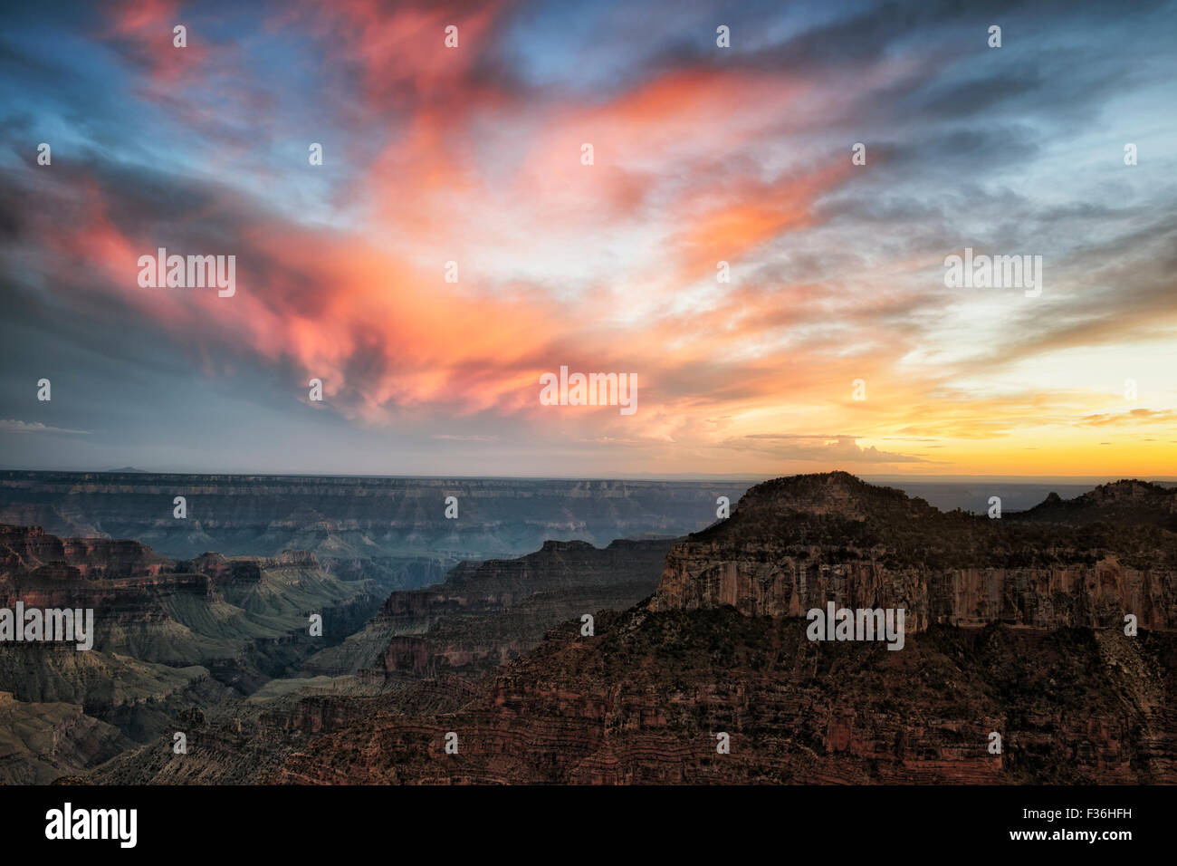 Un spectaculaire coucher de soleil sur la rive nord de l'Arizona's Grand Canyon National Park de Bright Angel Point. Banque D'Images