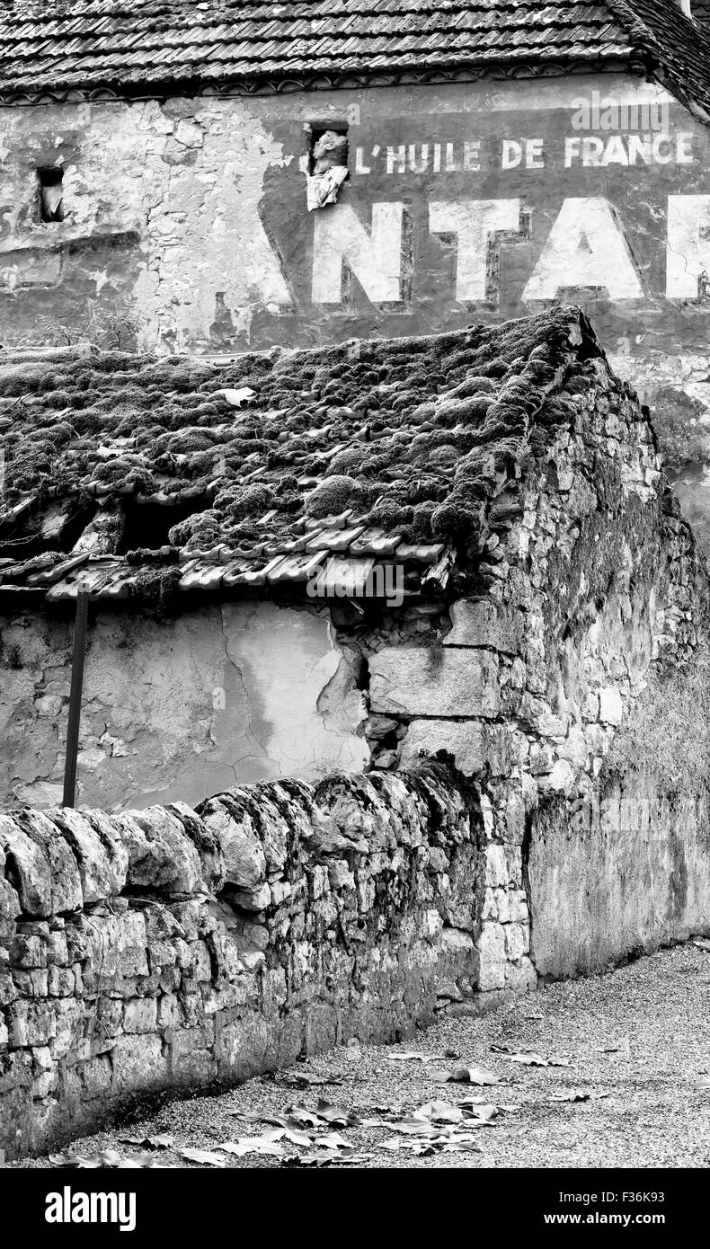 Vieux Mur de pierre et les bâtiments en noir et blanc Banque D'Images Vieux Mur de pierre et les bâtiments en noir et blanc Banque D'Images