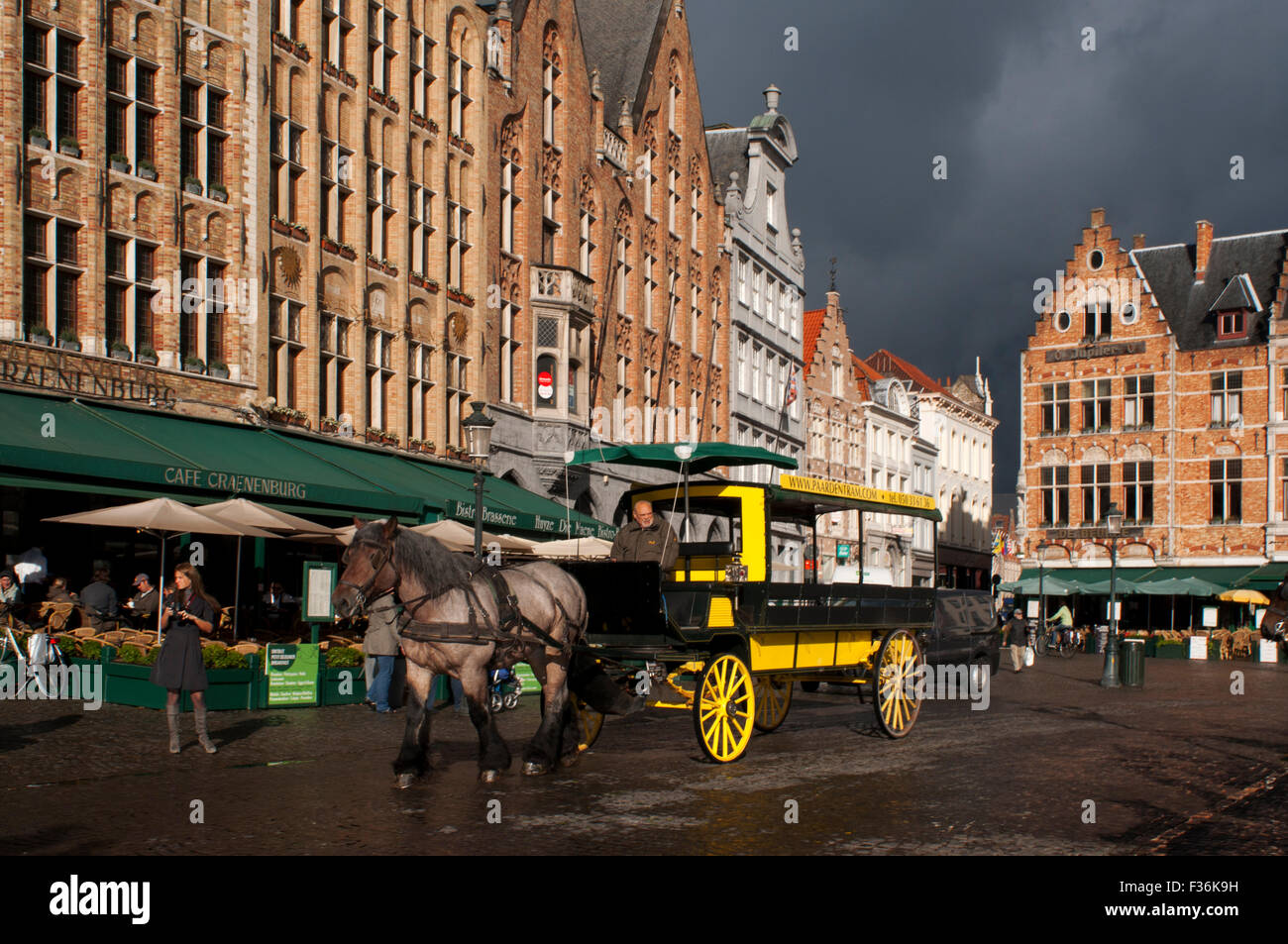 Bruges Paardentram tram à cheval. Les cochers business Dirk Stael est le seul à Bruges qui gère le "tram à cheval'. Ces t Banque D'Images