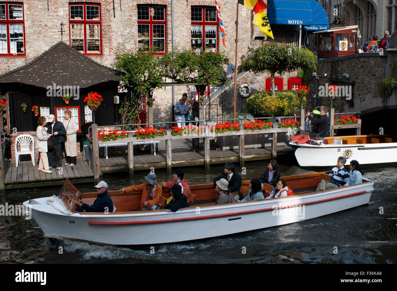 Bateau : bateaux peuvent également être utilisés pour voyager autour de Bruges. Les bateaux sont principalement gérées à partir du centre de la ville de Bruges et ce h Banque D'Images