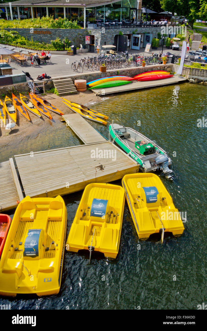 Pédalos, canoës, bateaux et des vélos à louer, Sjöcafeet, île de Djurgården, Stockholm, Suède Banque D'Images