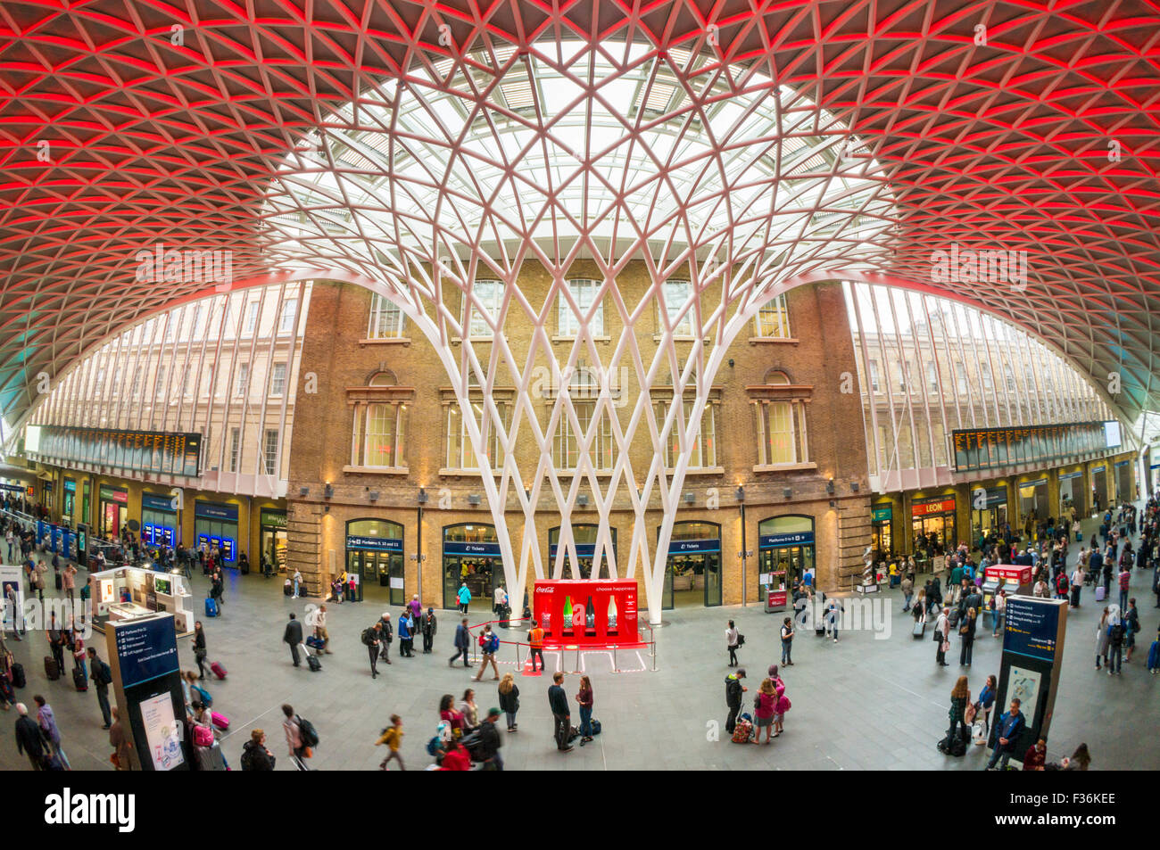 Le nouveau hall des départs semi-circulaire à Kings Cross station Euston Rd Kings Cross Londres Angleterre Royaume-uni GB EU Europe Banque D'Images