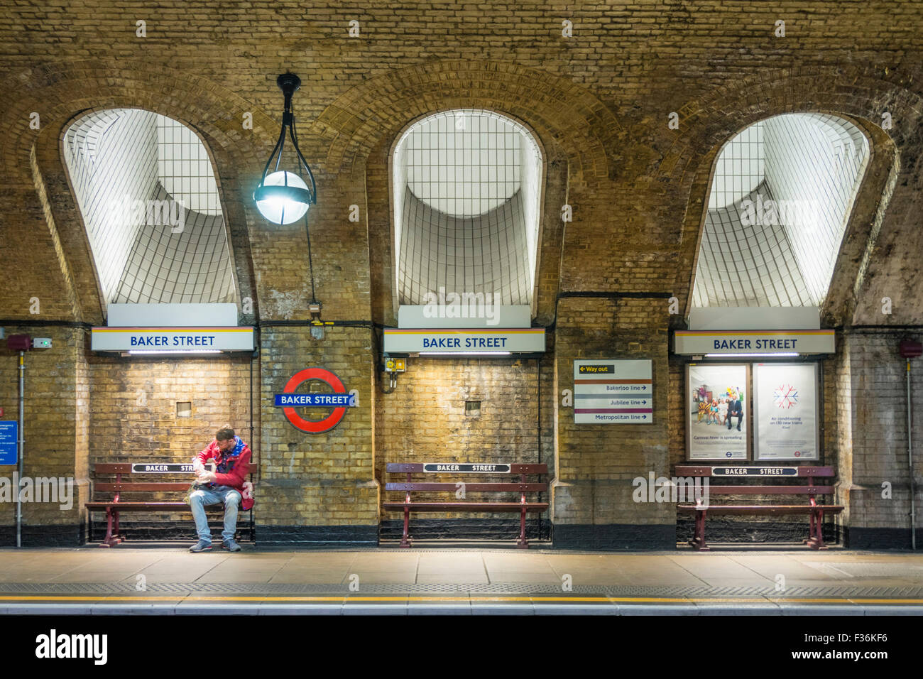 Homme en attente d'un train de métro à Baker Street station plate-forme Londres Angleterre Royaume-Uni GB Europe Banque D'Images