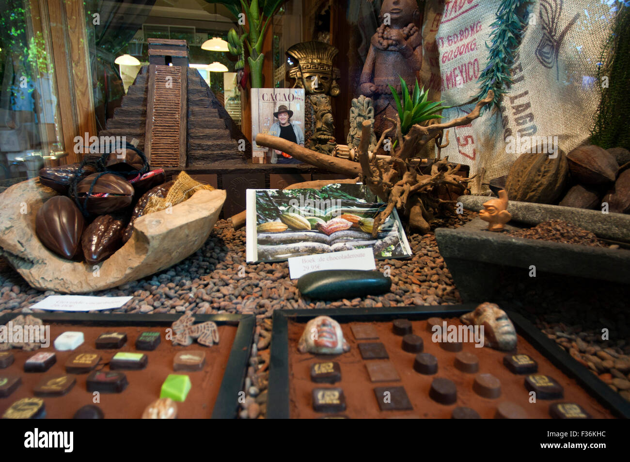 Chocolats de Bruges. L'un des meilleur endroit est la ligne de chocolat. Bruges est un véritable paradis pour les amateurs de chocolat. Les rues pavées sont Banque D'Images