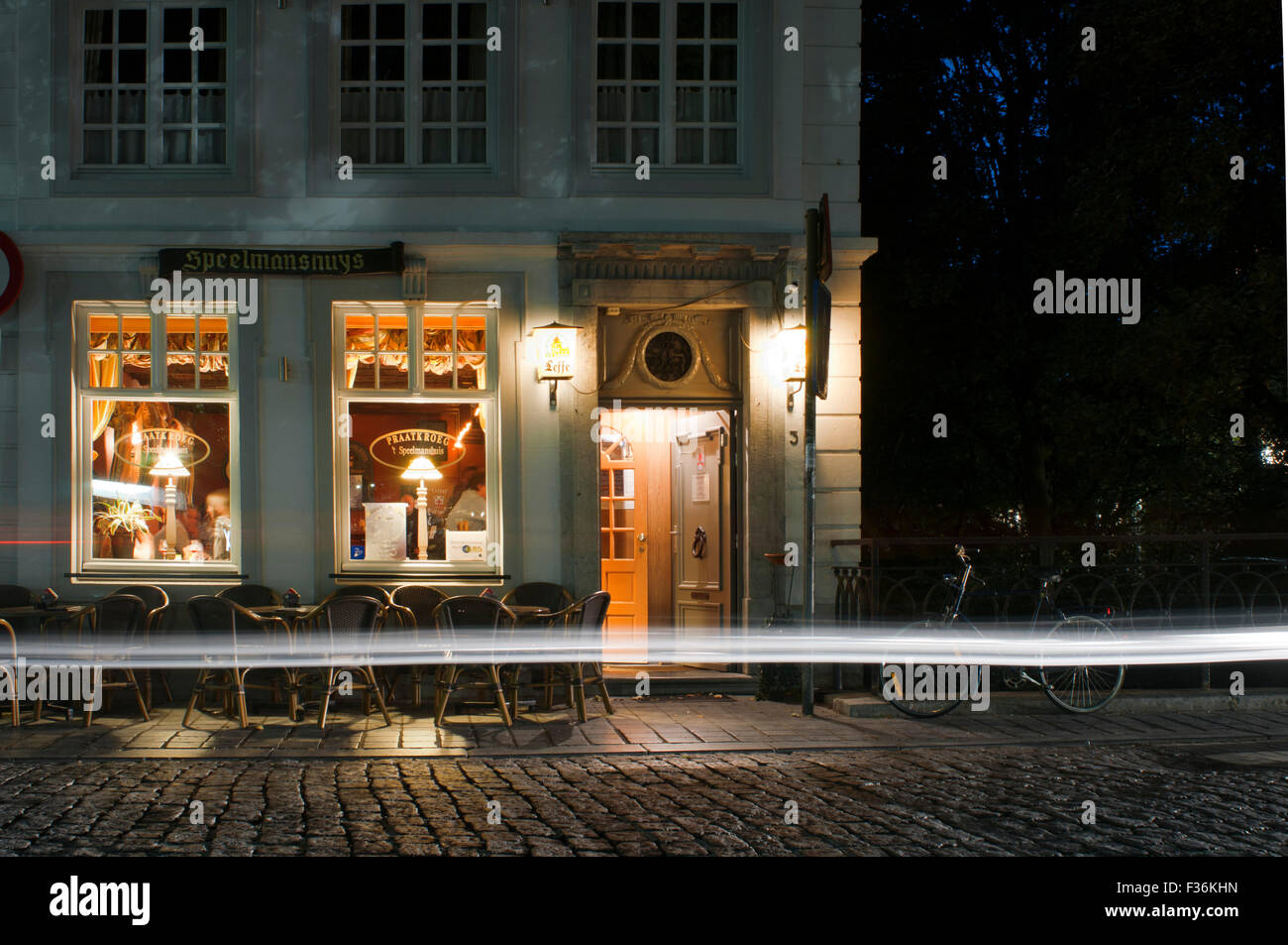 Bruges offre un vaste choix de plats locaux qui ne veut pas dire que tous les restaurants servent les mêmes aliments. «Speelmanshu Praatk Roeg t Banque D'Images