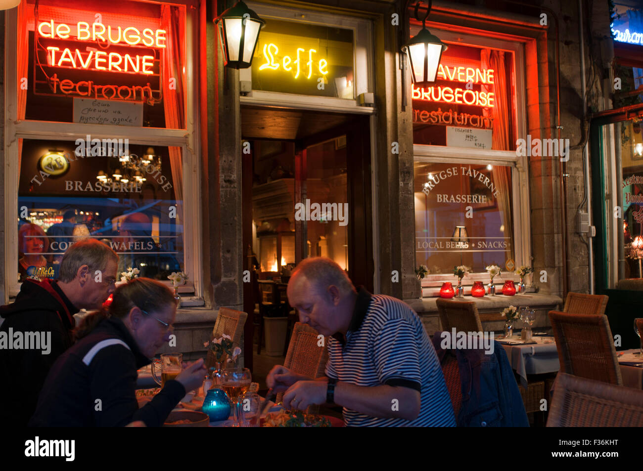 Restaurant typique de Bruges. Taverne Brugeoise. Prix du menu de 16.00€ à 22.00€. Prix à la carte (entrée, plat, dess Banque D'Images