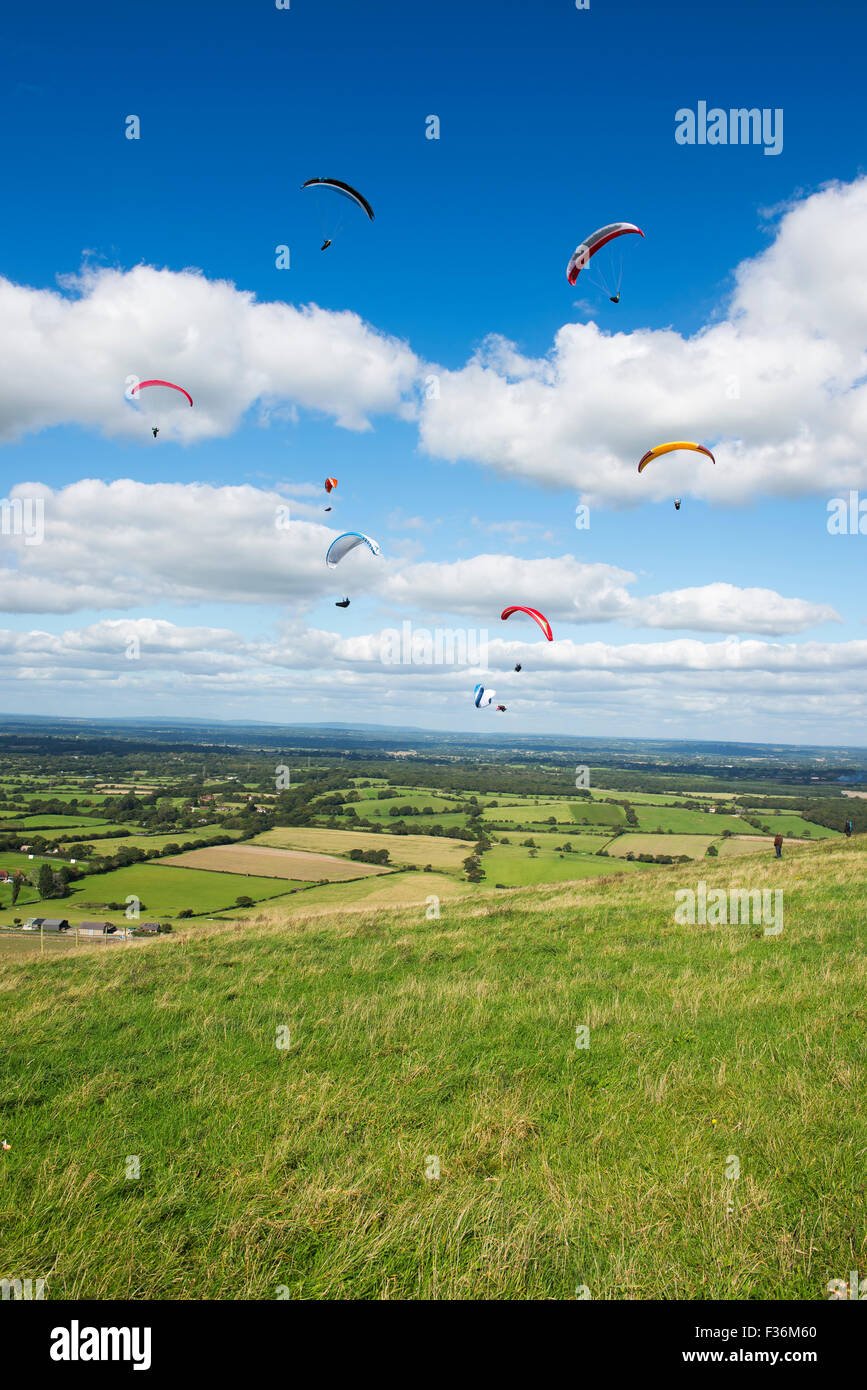 Accident de parapente à Devil's Dyke - à la suite d'une collision en vol une aile s'effondre et le pilote perd le contrôle Banque D'Images