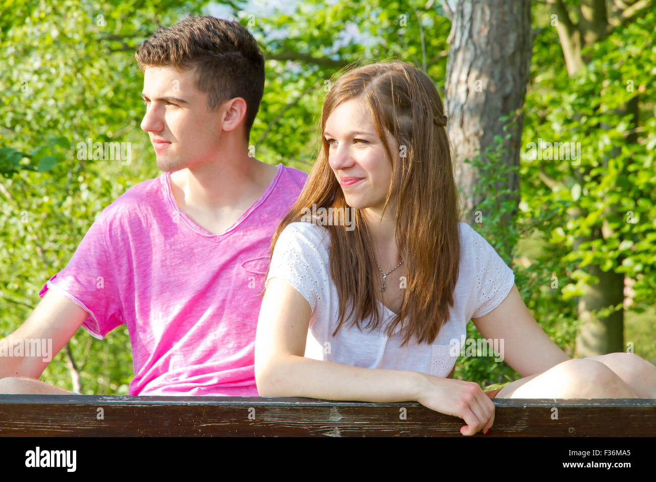 Young Love couple dans la nature Banque D'Images