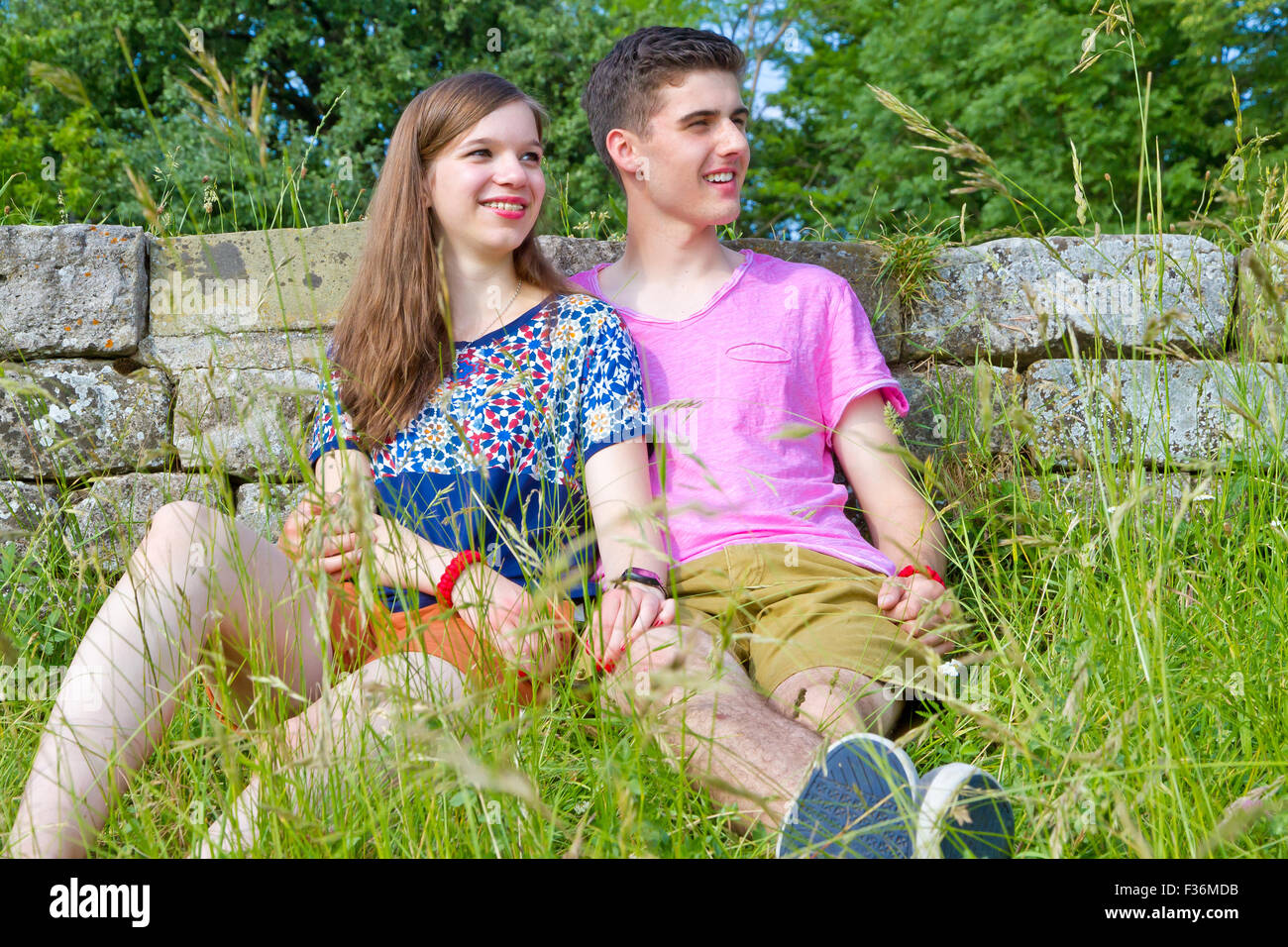 Young Love couple dans la nature Banque D'Images