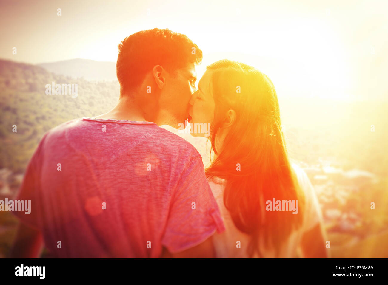 Les jeunes, kissing couple au soleil Banque D'Images