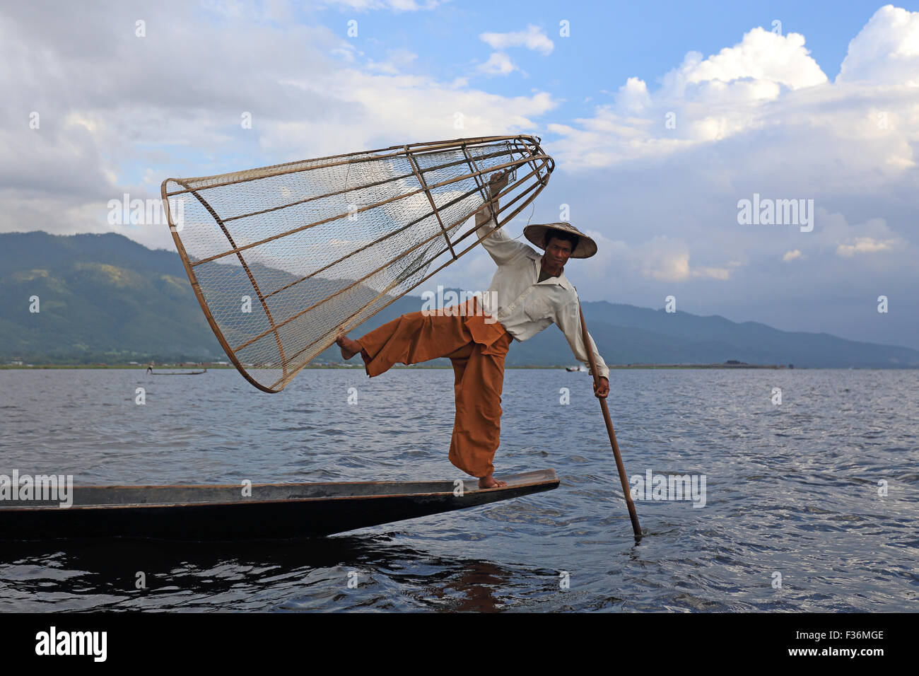 Une jambe pêcheur d'aviron au Myanmar Banque D'Images