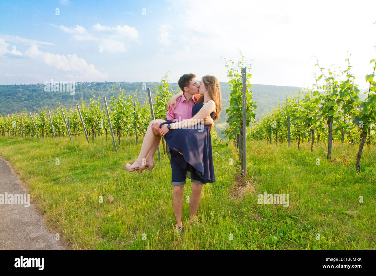 Jeune couple amoureux s'embrasser dans un vignoble Banque D'Images