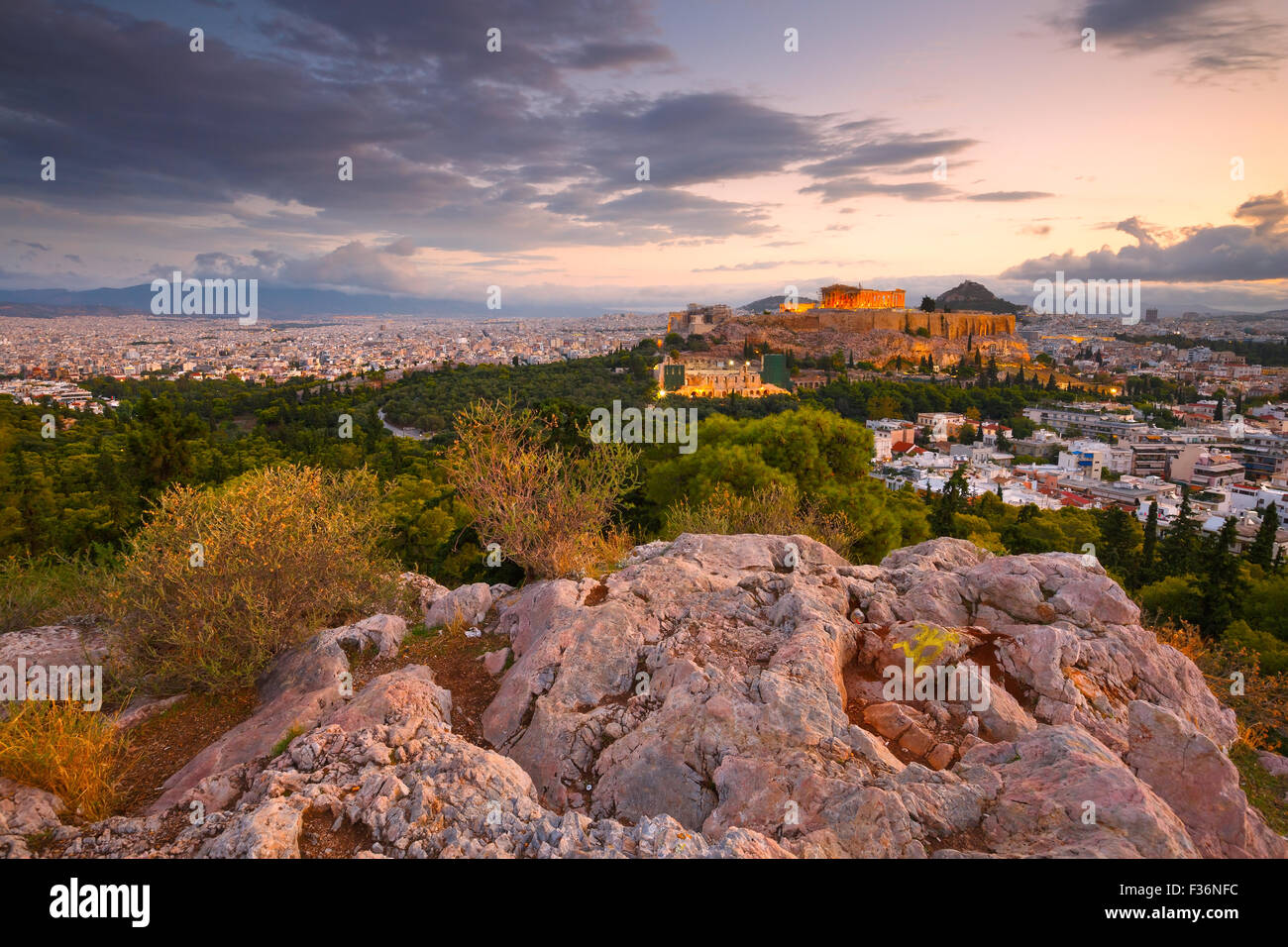 Vue de l'acropole de matin colline Filopappou dans le centre d'Athènes. Banque D'Images