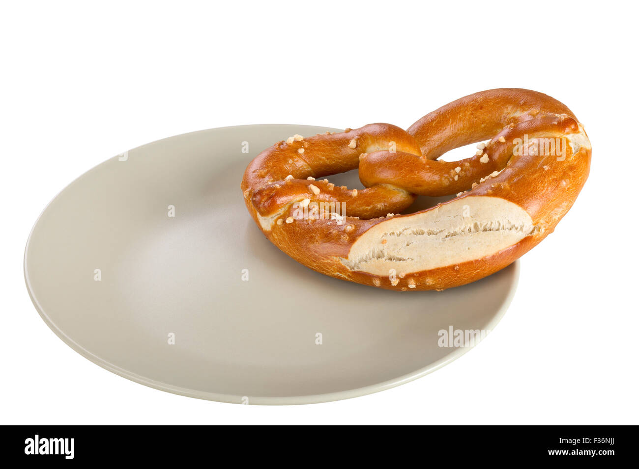 Un bretzel est un type de pain frais produit fabriqué à partir de pâte de forme le plus souvent en un noeud, isolé sur fond blanc. Banque D'Images