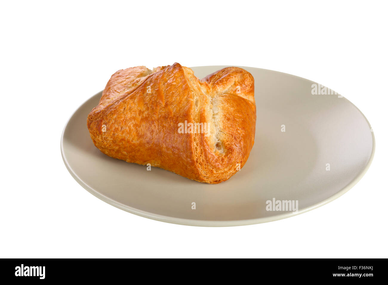 Rouleau sucré avec du fromage cottage sur une plaque en céramique, isolé sur fond blanc Banque D'Images