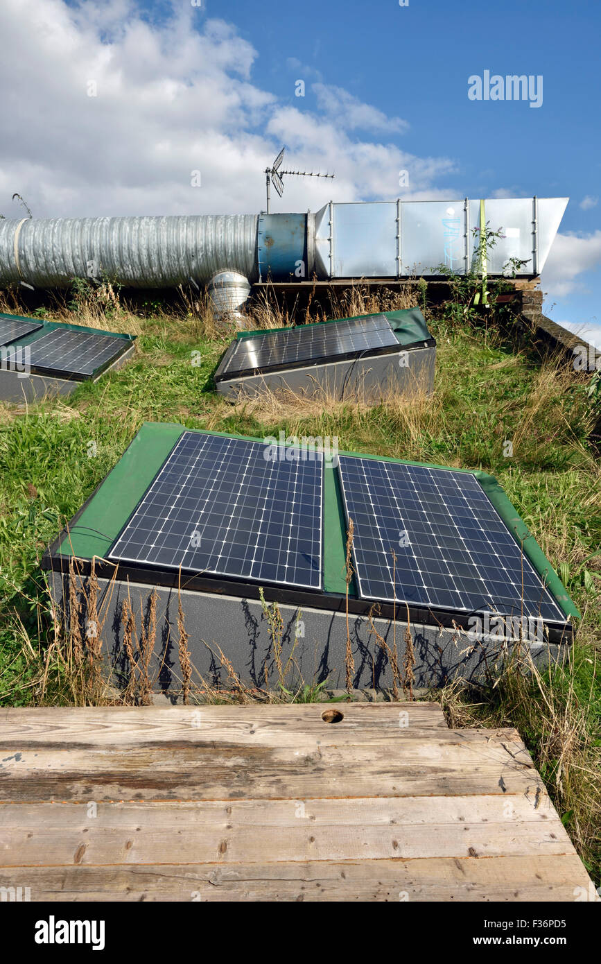 Des panneaux solaires fixés sur le toit vert, Shoreditch, London Borough of Hackney, England UK Banque D'Images