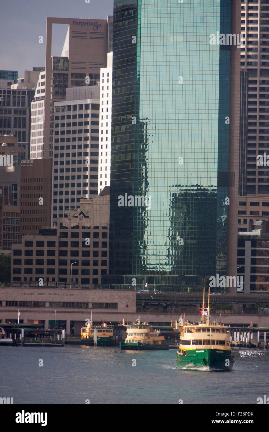 Ferry au départ d'eau douce Sydney Circular Quay avec toits de gratte-ciel en arrière-plan de la Nouvelle-Galles du Sud Sydney NSW Au Banque D'Images