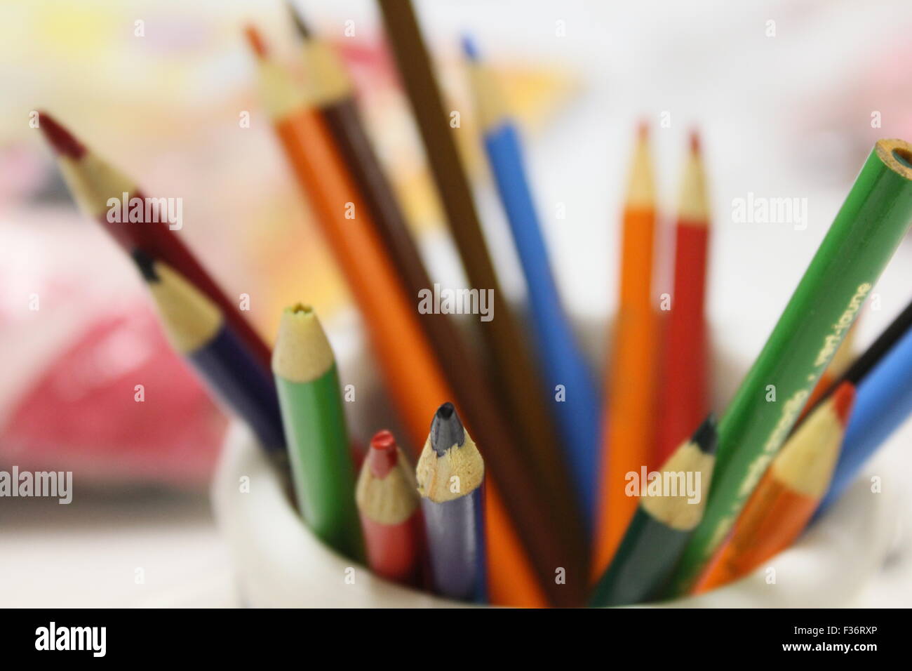 Crayons de couleur dans une tasse. Banque D'Images