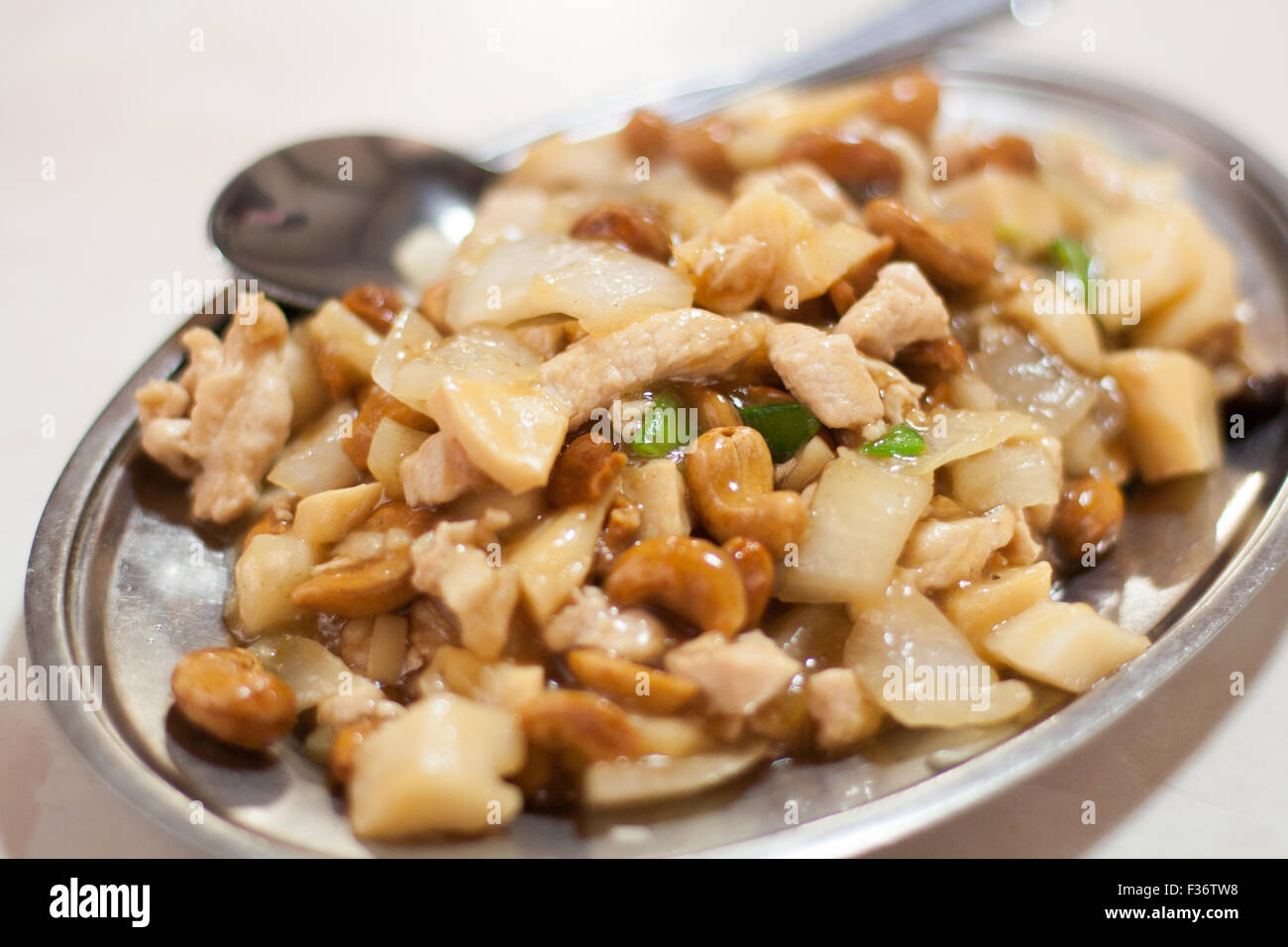 Oignons poulet cajou plats chinois sur un plat en métal Banque D'Images