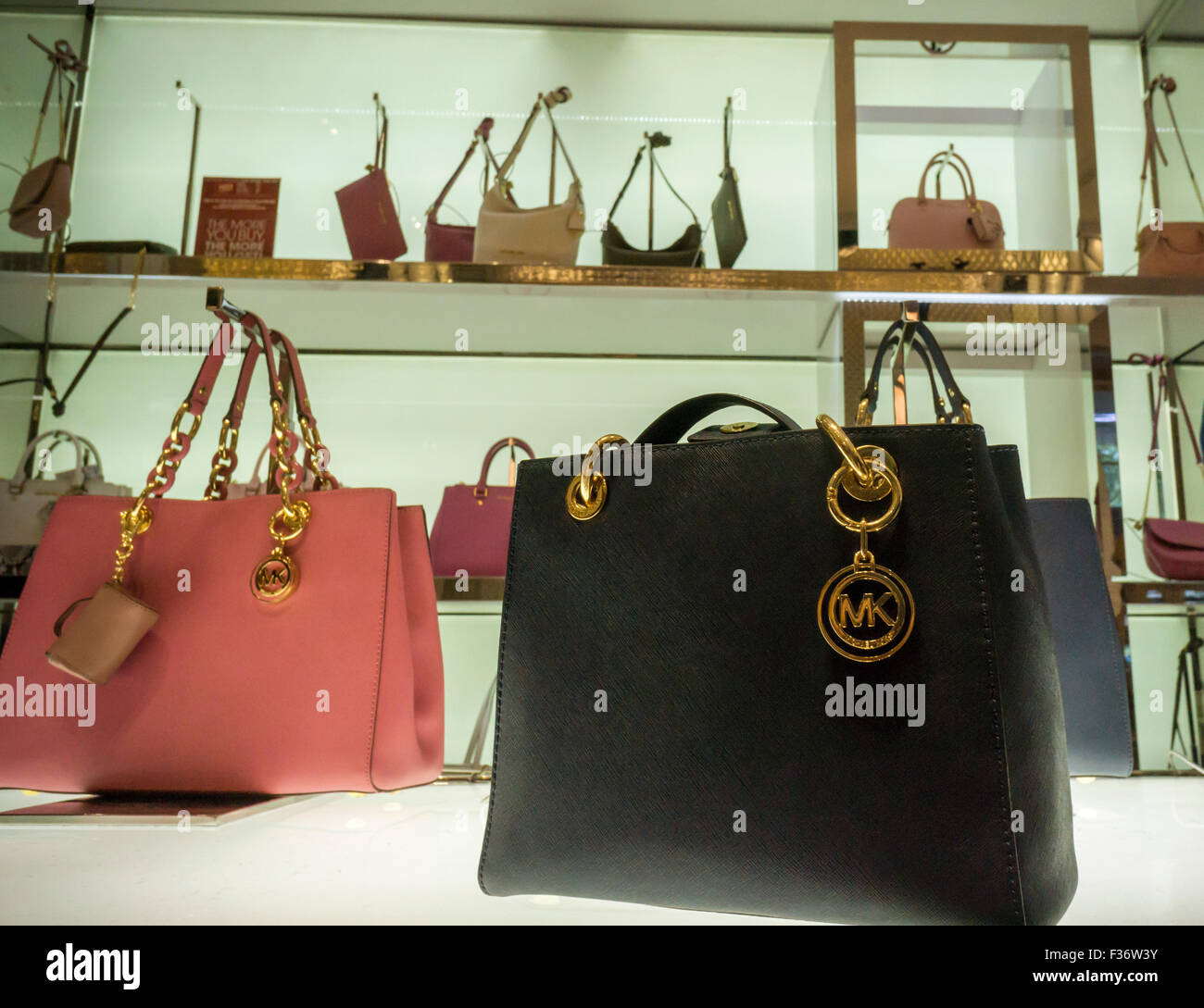 Sacs à main sur l'affichage à l'intérieur boutique Michael Kors Macy's à  New York le dimanche, Septembre 27, 2015. (© Richard B. Levine Photo Stock  - Alamy