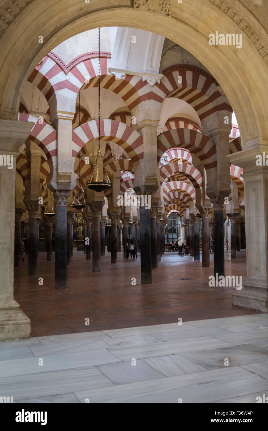 Cordoue, Espagne - 27 septembre, 2015 : Intérieur de Mezquita-Catedral, une mosquée islamique médiéval qui a été transformé en un Cathol Banque D'Images