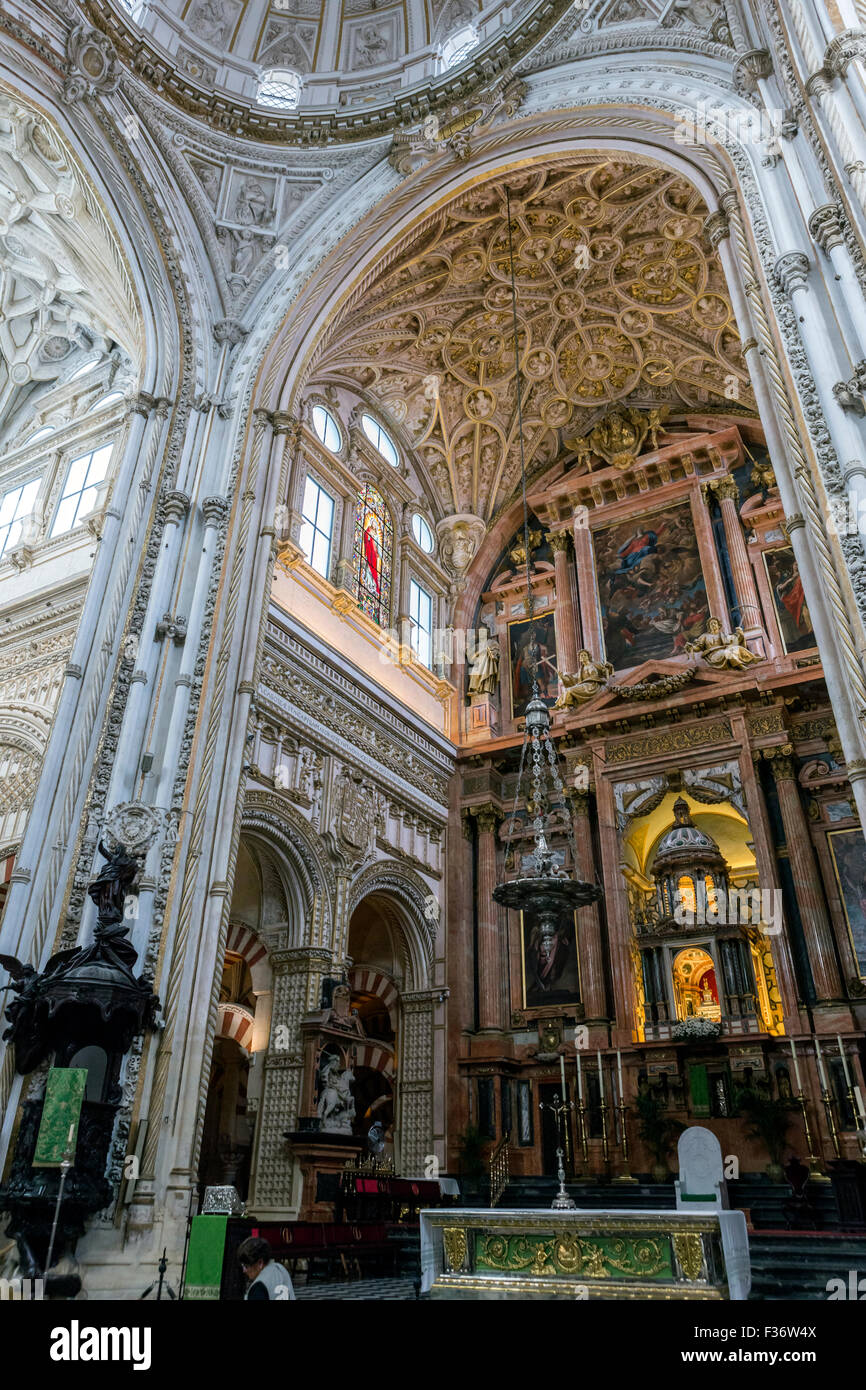 Cordoue, Espagne - 27 septembre, 2015 : Intérieur de Mezquita-Catedral, une mosquée islamique médiéval qui a été transformé en un Cathol Banque D'Images