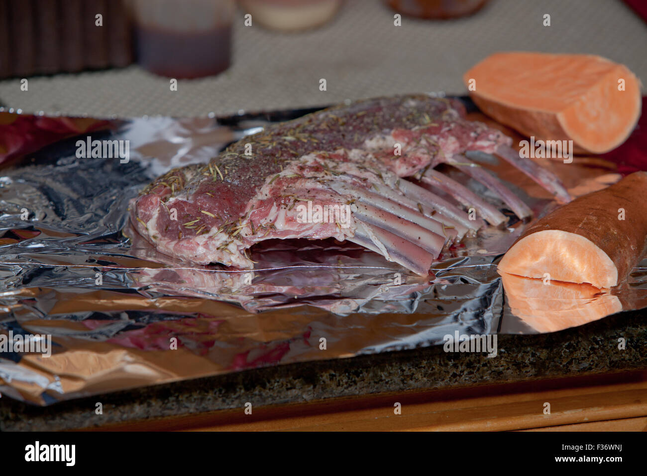Côtelettes d'agneau et pommes de terre sur du papier d'aluminium cuire au four cuire le boeuf Viande de chaleur Banque D'Images